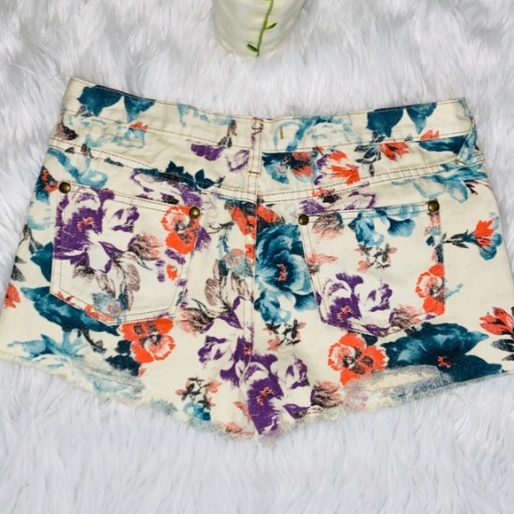 Free People floral distressed jeans shorts size 29 - Picture 3 of 4